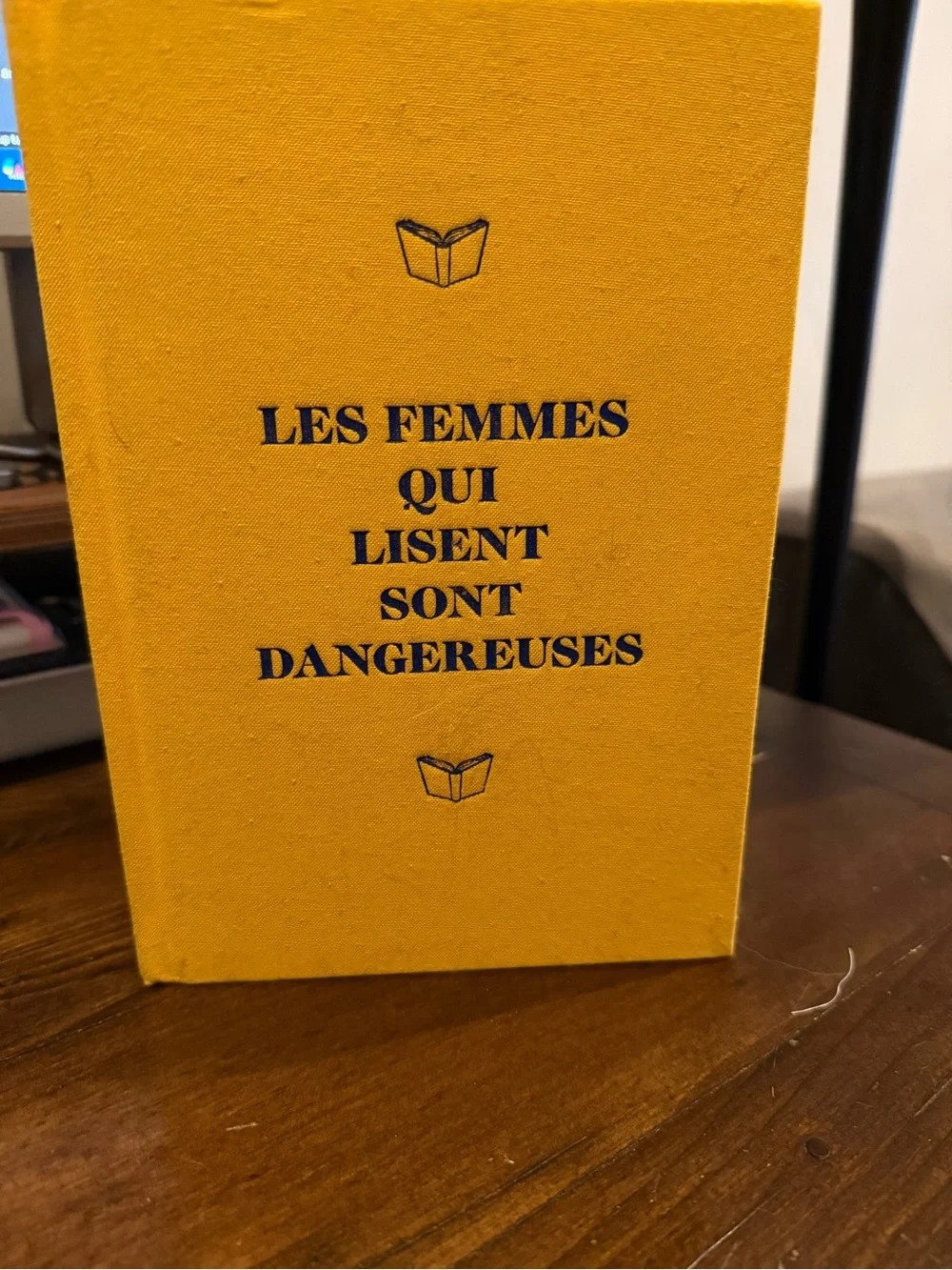 Mustard Yellow Hardcover Journal - LES FEMMES QUI LISENT SONT DANGEREUSES
